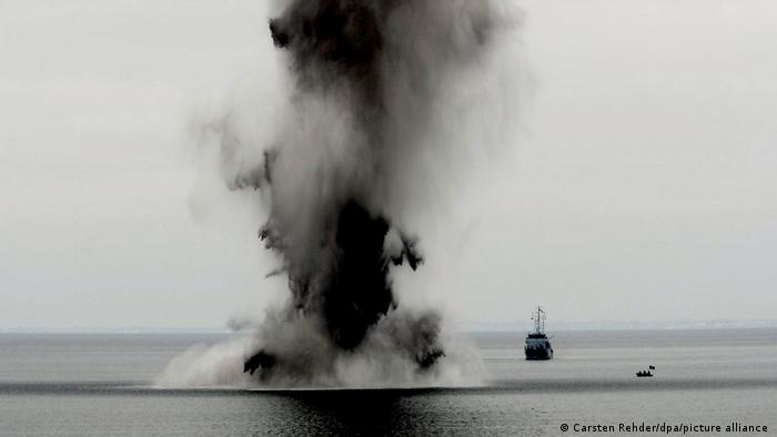 Deutschland, Altmunition: Marinespezialisten sprengen auf der Ostsee vor Eckernförde eine Mine