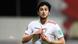 Der Fußball-Profi von Bayer 04 Leverkusen Sardar Azmoun zeigt stolz auf sein Nationaltrikot des Irans Der Fußball-Profi von Bayer 04 Leverkusen Sardar Azmoun zeigt stolz auf sein Nationaltrikot des Irans