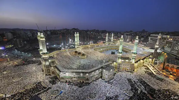 Blick auf zehntausende Gläubige, die um die Kaaba in Mekka pilgern (Foto: AP)