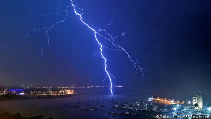 Un relámpago espectacular en el cielo nocturno, producto de una tormenta en Montevideo, Uruguay, muy cerca del Club Náutico. 