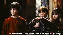 Daniel Radcliffe, Rupert Grint, Emma Watson, Harry Potter and the Philosopher s Stone 2001. Photo Credit: Peter Mountain/Warner Bros. Pictures/THA. File Reference 34082-1239THA Hollywood CA USA PUBLICATIONxINxGERxSUIxAUTxONLY Copyright: xPeterxMountain/WarnerxBros.xPicturesx 340821239THA 