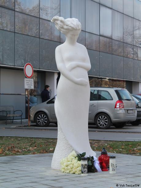 Spomenik ispred vukovarske bolnice svim trudnicama ubijenim i poginulim u ratu