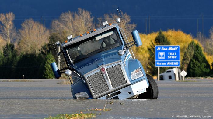 Foto simbólica de un camión que está parcialmente sumergido en una carretera de Canadá.