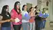 Sechs Mädchen stehen in einer Reihe mit Gesangsbüchern in der Hand und singen (Foto: Daniel Pelz)