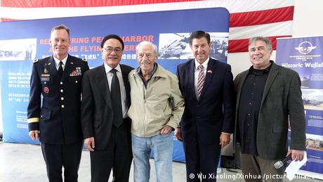 2019年在旧金山举行的一场飞虎队纪念活动，美中两国官员与飞虎队老兵Harry Moyer合影。