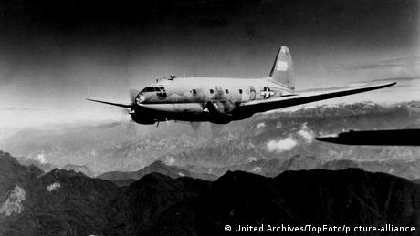 正在喜马拉雅山区飞行的美军C46运输机