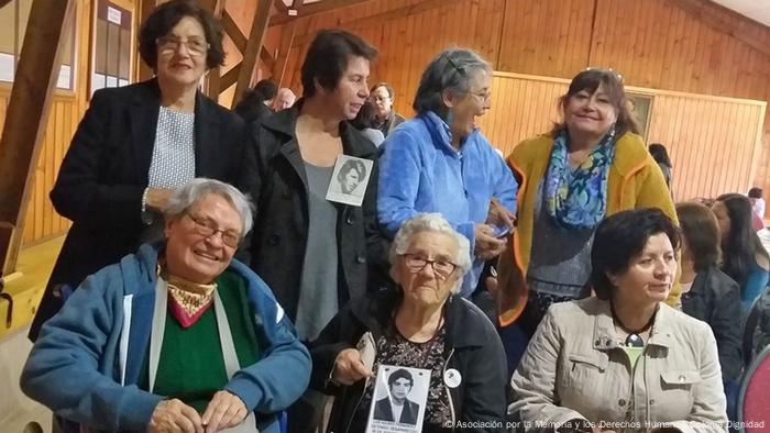 Adriana Bórquez (abajo, izquierda) junto a miembros de la Asociación por la Memoria Colonia Dignidad.