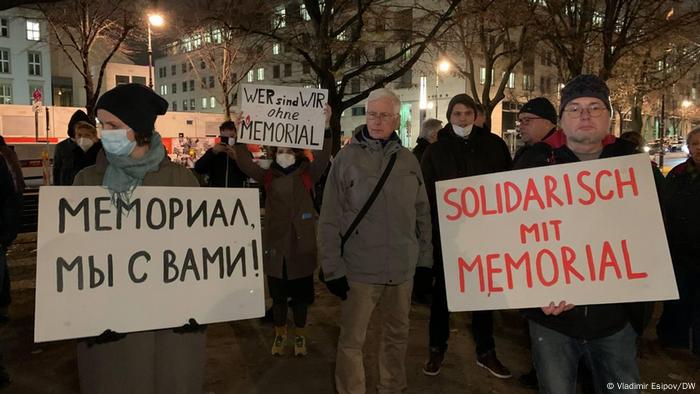 Акция поддержки Мемориала перед зданием российского посольства в Берлине