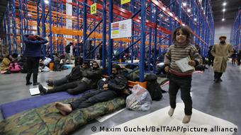 Мигранты в транспортно-логистическом центре у белорусско-польской границы 