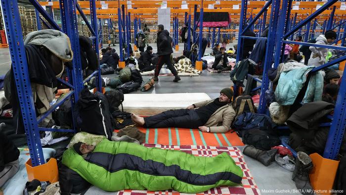Die für die Migranten zum Nachtquartier umfunktionierte Lagerhalle in Belarus nahe der Grenze zu Polen Die für die Migranten zum Nachtquartier umfunktionierte Lagerhalle in Belarus nahe der Grenze zu Polen