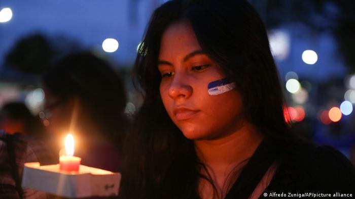 Foto simbólica de una persona que participa en una vigilia en conmemoración de un periodista asesinado en Nicaragua.