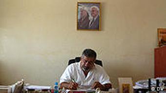 Der Bürgermeister von Taybeh, David Khoury, an seinem Schreibtisch im Rathaus (Foto: Daniel Pelz/ DW)