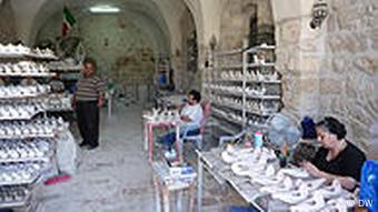 Herstellung der Friedenslichter aus Taybeh in der kirchlichen Töpferie im Westjordanland (Foto: Daniel Pelz/ DW)