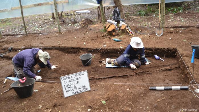 Iván Cáceres y otro colega, en excavaciones.