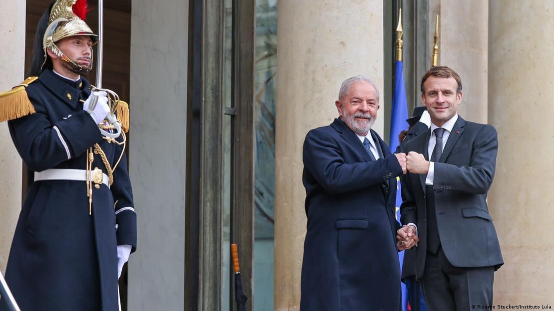 Macron e Lula se comprimentam
