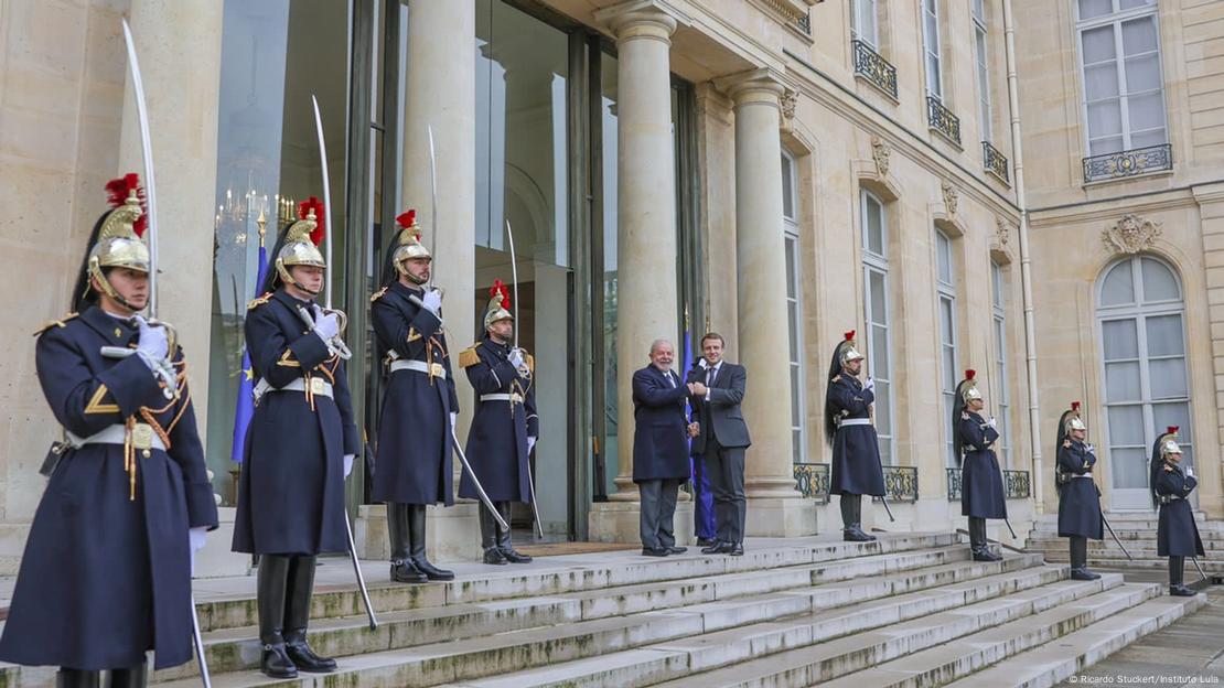 Macron recebe Lula pessoalmente nem Paris, ao lado de militares da Guarda Republicana francesa