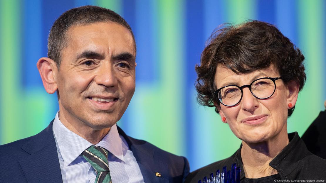 Ugur Sahin (nga e majta në të djathtë) dhe gruaja e tij Özlem Türeci, gjermanë me origjinë turke, themelues të kompanisë Biontech, zhvilluese e vaksinës kundër koronavirusit me seli në Mainz të Gjermanisë. Të dy shohin në kamera e buzëqeshin Ugur Sahin (nga e majta në të djathtë) dhe gruaja e tij Özlem Türeci, gjermanë me origjinë turke, themelues të kompanisë Biontech, zhvilluese e vaksinës kundër koronavirusit me seli në Mainz të Gjermanisë. Të dy shohin në kamera e buzëqeshin
