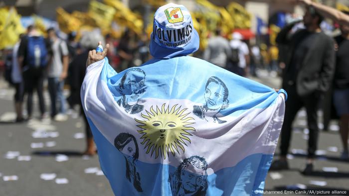 Foto de una persona con la bandera argentina en la marcha a favor del Gobierno.