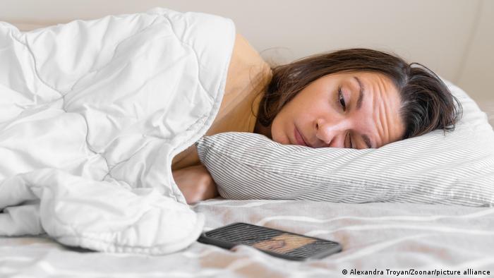 Expertos advierten: aléjese del móvil si quiere dormir bien