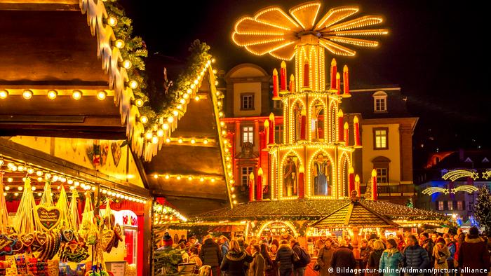 Pasar Natal di Heidelberg pada malam hari, Jerman