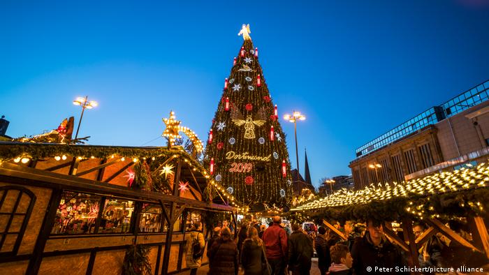 Pohon Natal yang menyala menghiasi Pasar Natal Dortmund, Jerman