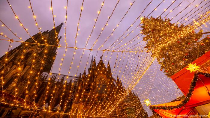 Christmas market in the shadow of Cologne Cathedral