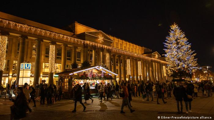 Orang-orang pada malam hari di Pasar Natal di Stuttgart, Jerman