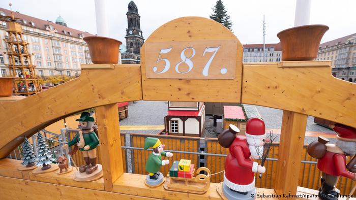 Dekorasi meriah di pasar Natal Striezelmarkt di Dresden, Jerman