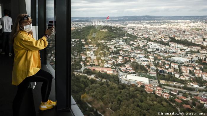 Eine Besucherin des Camlica-Towers fotografiert Istanbul mit ihrem Smartphone