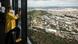 Eine Besucherin des Camlica-Towers fotografiert Istanbul mit ihrem Smartphone Eine Besucherin des Camlica-Towers fotografiert Istanbul mit ihrem Smartphone