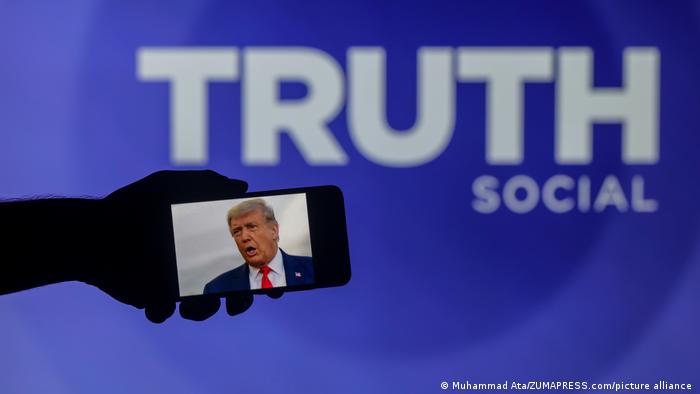 Дональд Трамп и логотип будущей соцсети Truth Social