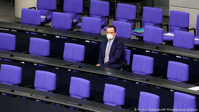 Odlazeći ministar zdravlja Jens Špan (CDU) na sednici Bundestaga 18.11.