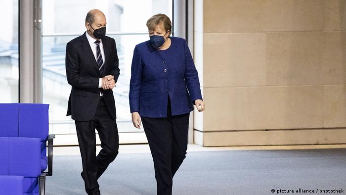 Kanzlerin Angela Merkel und Nachfolger Olaf Scholz im Bundestag