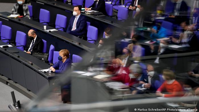 Blick auf die Regierungsbank während der Bundestagsdebatte zu den Maßnahmen von SPD, Grünen und FDP