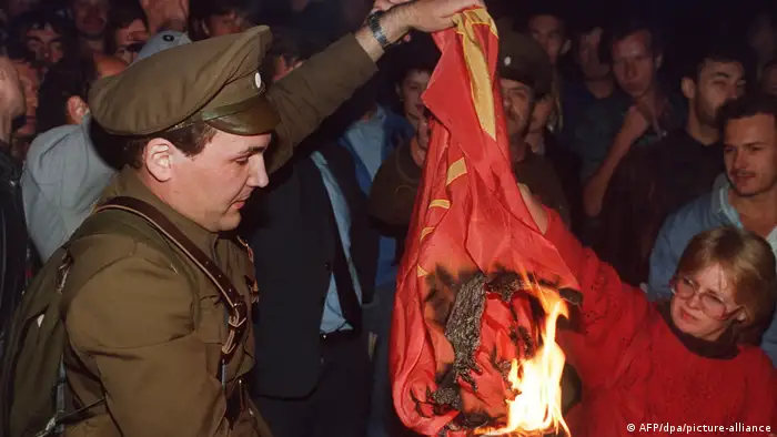 Symbolbild Ende der Sowjetunion | Demonstrant verbrennt in Moskau eine UDSSR Flagge