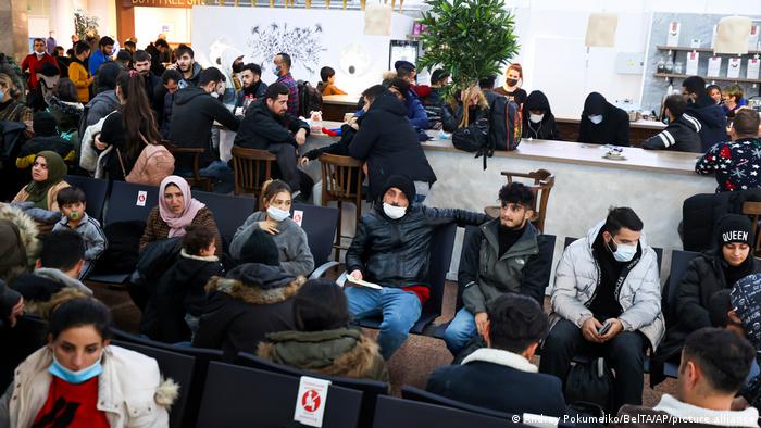 Migrantes esperan en el aeropuerto de Minsk para salir hacia Bagdad en el primer vuelo de repatriación desde el inicio de la migración hacia la UE en la frontera polaco-bielorrusa. (18.11.2021).