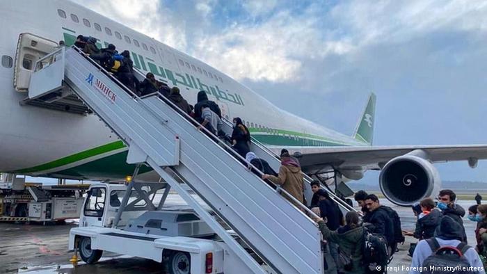 Migrantes suben al avión en el primer vuelo de repatriación que los llevará a Bagdad. (18.11.2021).