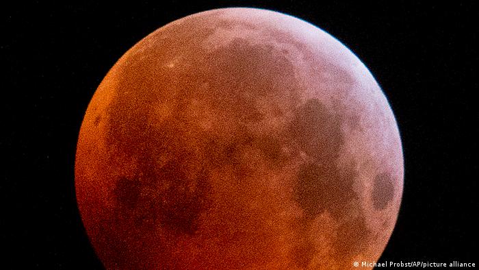 La Luna adopta un color rojizo durante el eclipse lunar