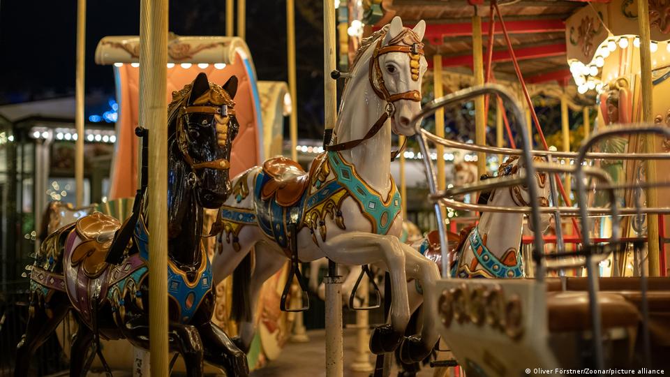 تصویری آرشیوی از وسایل تفریحی در یک شهربازی تصویری آرشیوی از وسایل تفریحی در یک شهربازی