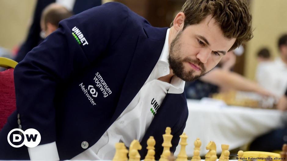 Schach-WM in der Wüste: Titelträger Magnus Carlsen gegen Jan Nepomniachtchi