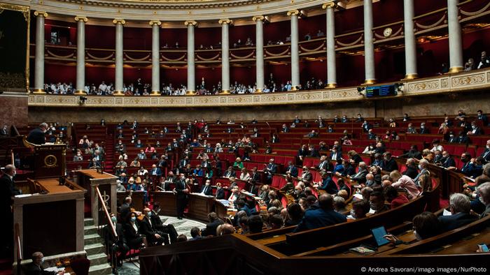 La Asamblea Nacional francesa aprobó la ley, que luego en el Senado obtuvo 332 votos a favor, uno en contra y diez abstenciones.