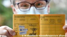 Frau zeigt stolz ihnen Impfpass nach dritter erfolgter Booster-Impfung mit BioNTec gegen Covid-19, Sars-CoV-2, Corona-Krise, Stuttgart, Baden-Württemberg, Deutschland || Modellfreigabe vorhanden