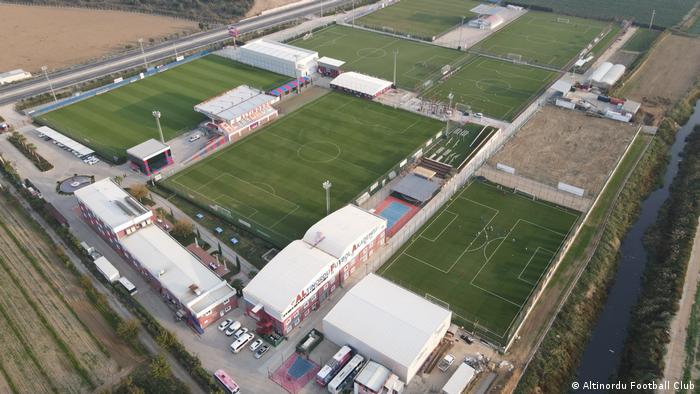 Altınordu Futbol Akademisi'nin bulunduğu Torbalı'daki Metin Oktay Yerleşkesi'nde dördü profesyonel futbol oynanabilecek düzeyde olmak üzere toplam sekiz saha bulunuyor.