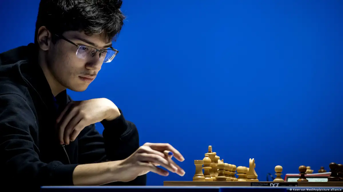 علیرضا فیروزجا سومین شطرنج‌باز برتر جهان شد – DW – ۱۴۰۰/۸/۲۷