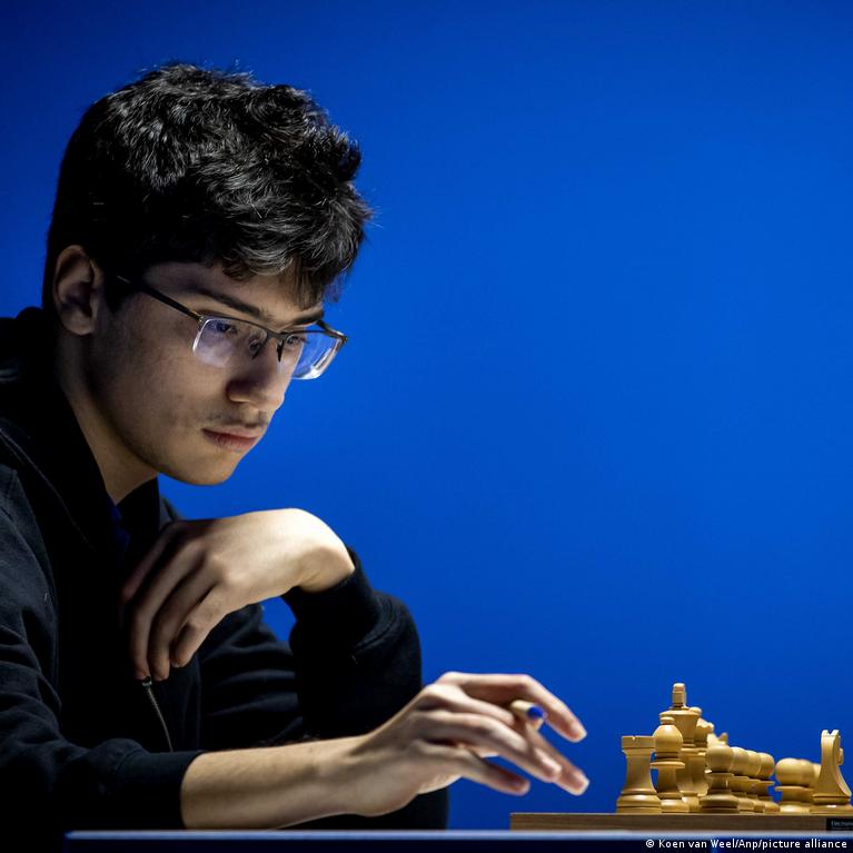 علیرضا فیروزجا سومین شطرنج‌باز برتر جهان شد – DW – ۱۴۰۰/۸/۲۷