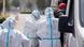 Laboratoristas com roupas protetoras carregam materiais para dentro de uma van em abril de 2020, no início da pandemia de covid-19, na cidade de Wuhan, na China. Laboratoristas com roupas protetoras carregam materiais para dentro de uma van em abril de 2020, no início da pandemia de covid-19, na cidade de Wuhan, na China.