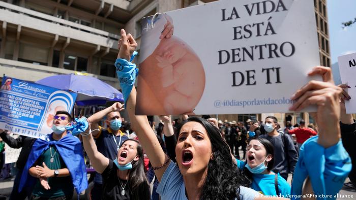 Foto de personas que protestan contra el aborto en Colombia