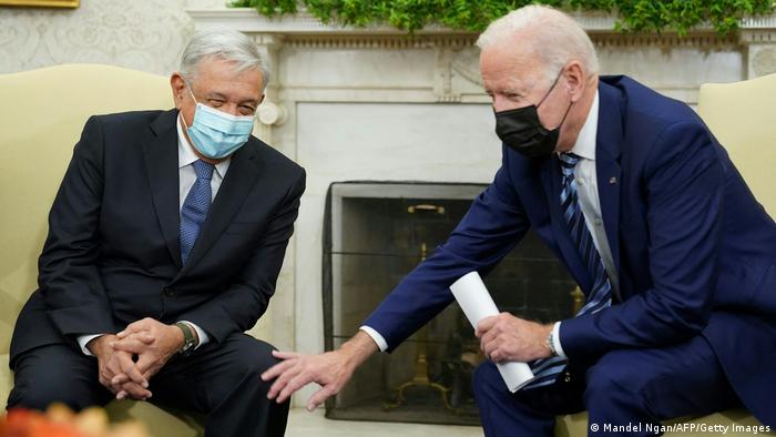 USA Washington | Manuel Lopez Obrador und Joe Biden mit OP-Masken in Sesseln vor einem Kamin