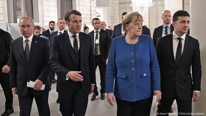 Путин из России, Макрон из Франции, Меркель из Германии и Желенский из Украины совершили пешую прогулку по Парижу. 