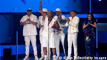 18.11.2021
LAS VEGAS, NEVADA - NOVEMBER 18: Yotuel accepts the award for Song of the Year along with (l-r) Alexander Delgado, Descemer Bueno, El Funky, Maykel Osorbo, Randy Malcom and Beatriz Luengo onstage during The 22nd Annual Latin GRAMMY Awards at MGM Grand Garden Arena on November 18, 2021 in Las Vegas, Nevada. (Photo by Ethan Miller/Getty Images)